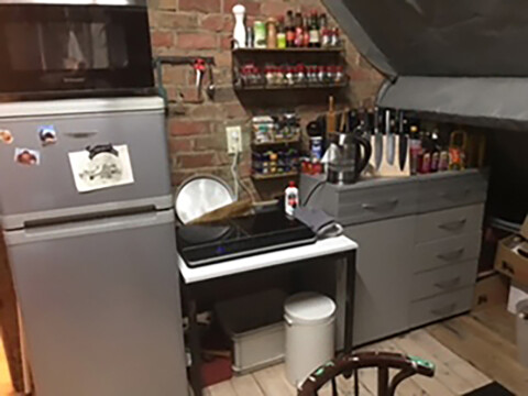 APARTE RUIMTE om te koken met FRIGO met diepvriesvak en elektrische kookplaat