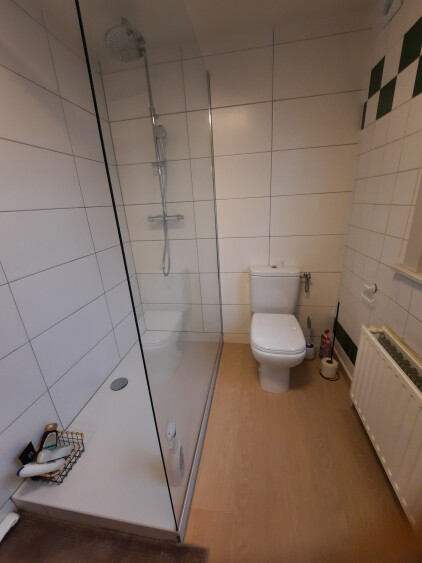 volledig nieuw sanitair met inloopdouche