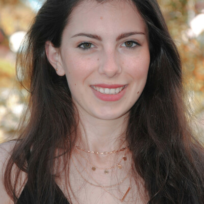 Estelle  zoekt een Kamer / Appartement / Studio in Gent